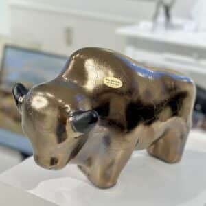 OTTO TYR stor - gylden/bronze glasur med mørke horn