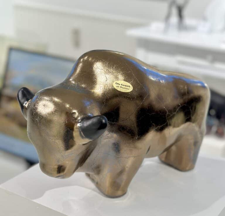 OTTO TYR stor - gylden/bronze glasur med mørke horn