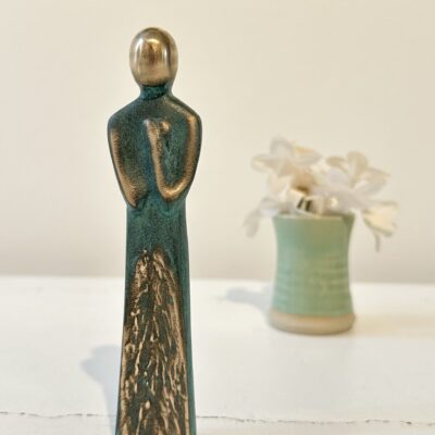 Den Taknemmlige - Bronzefigur som hylder den, som spreder lys med sit positive livssyn