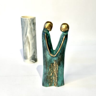 De Forelskede - Bronzefigur om den sprudlende kærlighed
