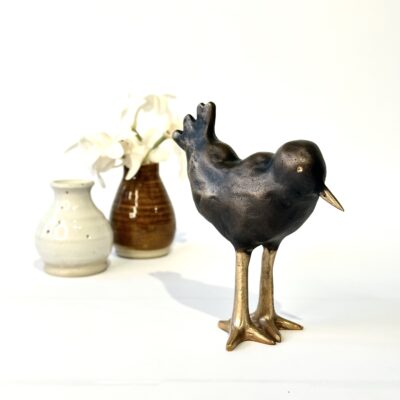 HENGIVEN, figur i massiv bronze, brunpatineret